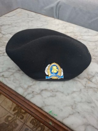 Gorro militar con insignia