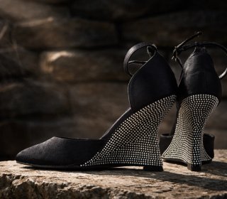 Zapatos de tacón de cuña negros con pedrería