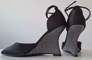 Zapatos de tacón de cuña negros con pedrería