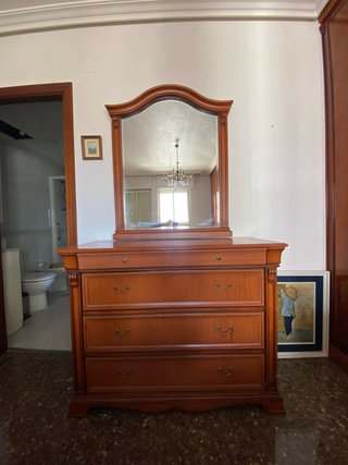 Cómoda de madera con espejo