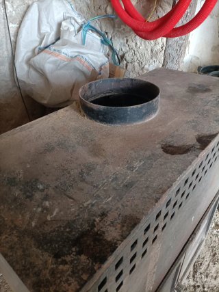 Chimenea metálica con puertas