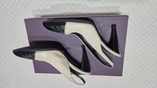 Zapatos tacón Prada T-36 beige y negro