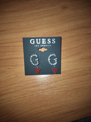 Pendientes Guess G con Triángulo Rojo Son replicas