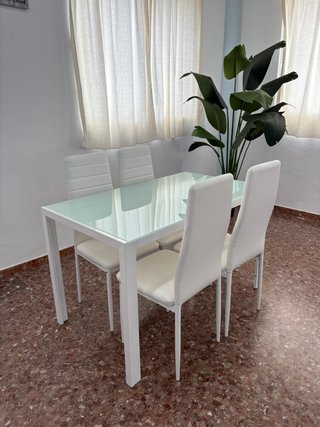 Mesa con 4 sillas blancas - ENVÍO GRATIS