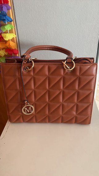 Bolso marrón con cremallera