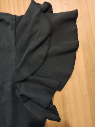 Camiseta Tentazioni negra volantes mangas