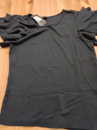 Camiseta Tentazioni negra volantes mangas
