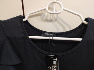 Camiseta Tentazioni negra volantes mangas