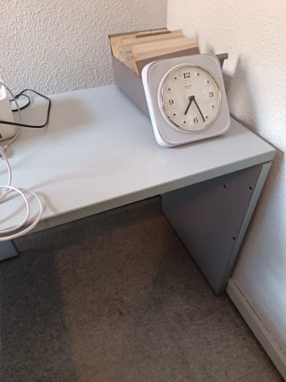 Escritorio de oficina beige y gris.