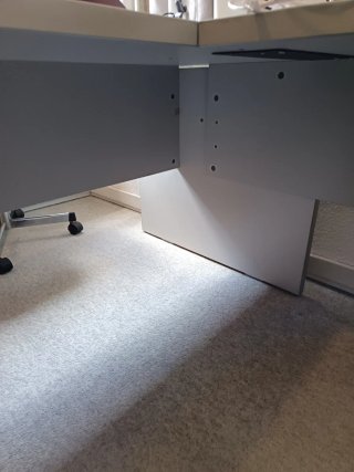 Escritorio de oficina beige y gris.