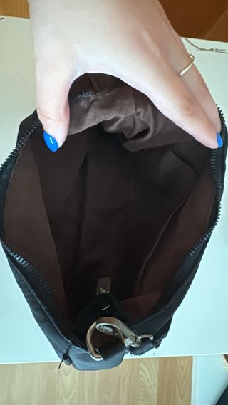 Bolso negro con correa ajustable
