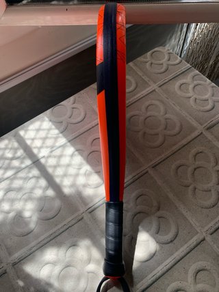 Pala de pádel Kuikma 120, con funda HEAD.