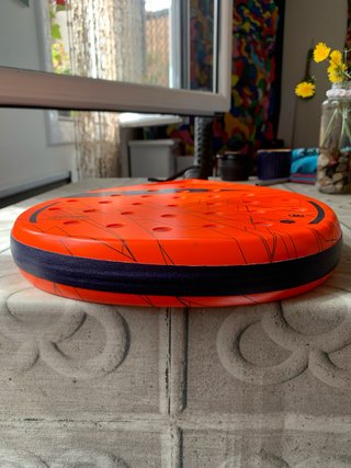 Pala de pádel Kuikma 120, con funda HEAD.