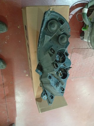 Faro Derecho Renault Máster 2010
