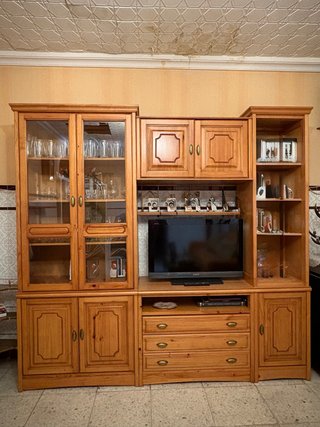 Mueble de salón de madera con vitrina