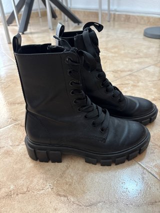 Botas negras con cordones y suela gruesa