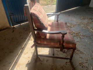 2 Sillones de madera y tela a cuadros