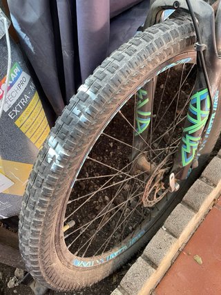 Bicicleta Montaña Gris ruedas gordas