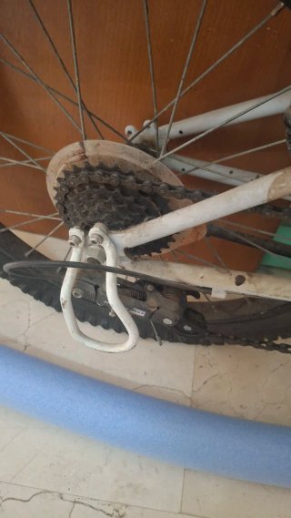 Bicicleta infantil gris y verde,