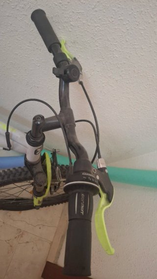 Bicicleta infantil gris y verde,