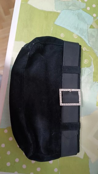 Bolso negro con hebilla de pedrería