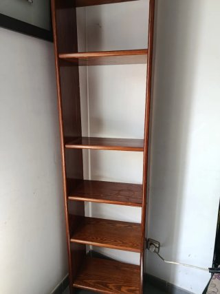 Estantería de madera marrón