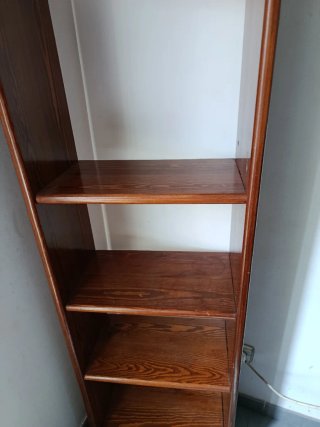 Estantería de madera marrón