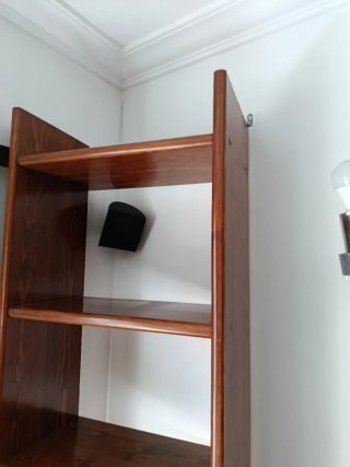 Estantería de madera marrón