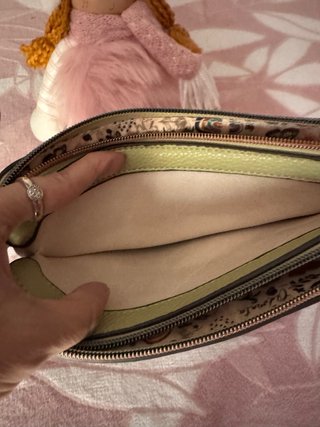 Bolso con cremallera y compartimentos