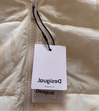 T-XXL. Chaqueta crema. Desigual.