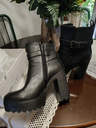 Botines negros usados una vez