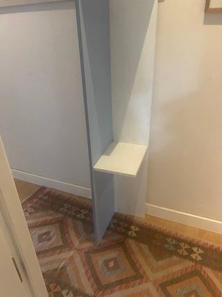 Estantería blanca y azul