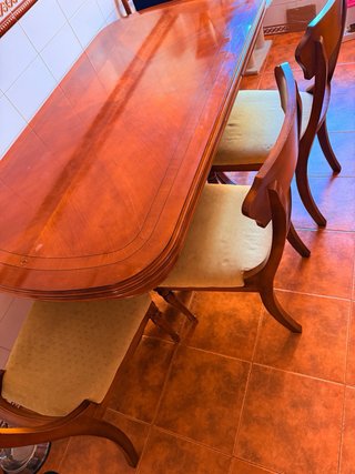 Mesa de comedor de madera