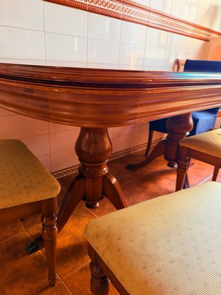 Mesa de comedor de madera