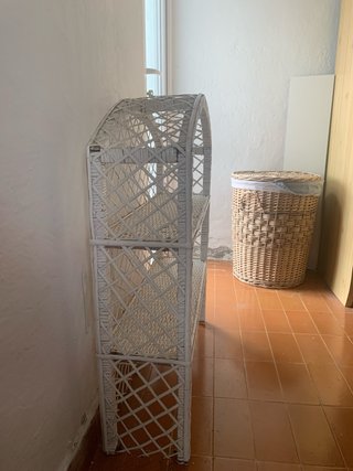 Estantería de mimbre blanca