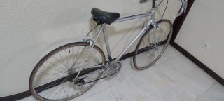 Bicicleta de carretera plateada