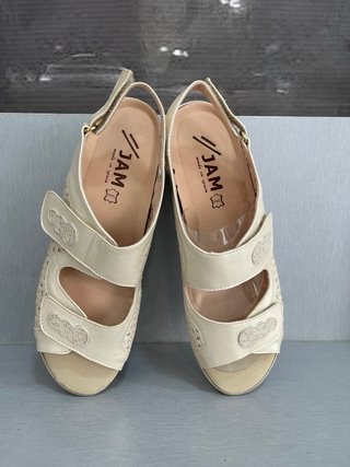 Sandalias de piel beige Talla 39 nuevas