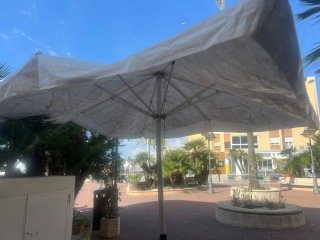 Sombrilla de terraza con su base.
