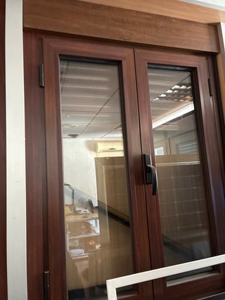 Ventana abatible con rotura puente térmico