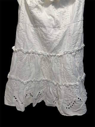 Vestido blanco de verano con volantes