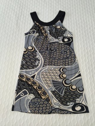 Vestido corto con estampado geométrico