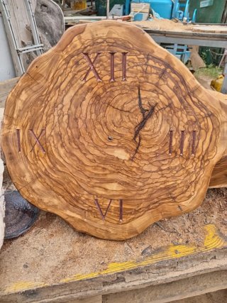 Orologio da parete in legno grezzo