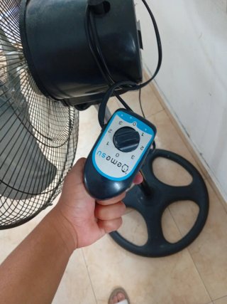 Ventilador de pie negro