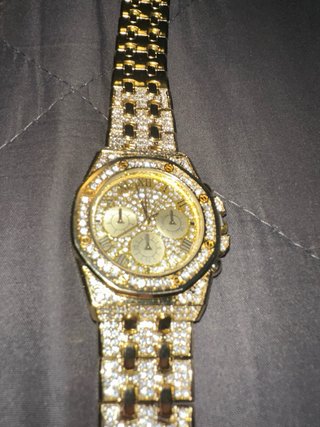 Reloj y Collar Dorado con Dijes