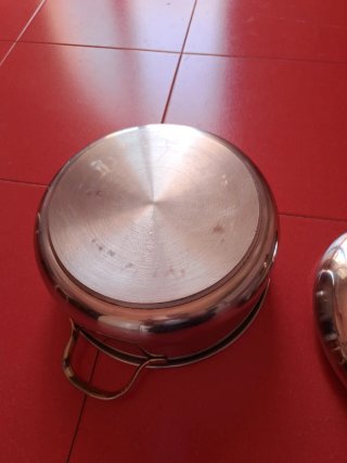 Cazuela metálica dorada y plateada