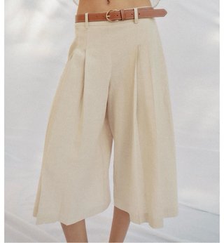 Bermudas beige con cinturón marrón