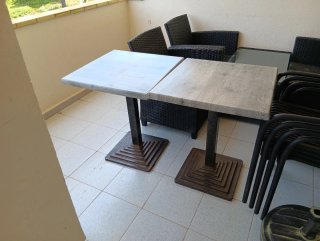 Mesa de jardín de metal 60x60 15€ una