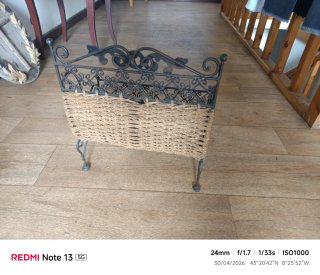 Revistero antiguo hierro forjado y mimbre