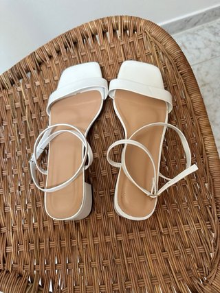 Sandalias blancas tacón bajo con tira