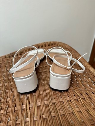 Sandalias blancas tacón bajo con tira